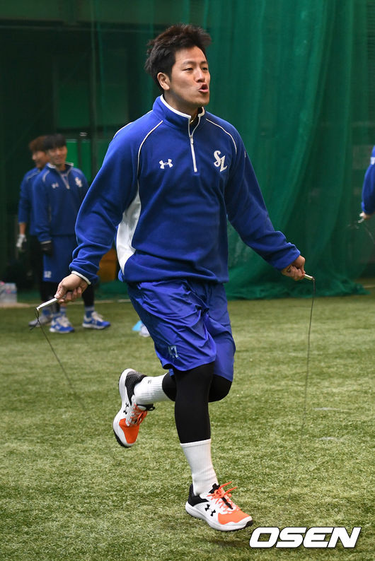 삼성 강민호를 비롯한 선수들이 줄넘기로 몸을 풀고 있다. / dreamer@osen.co.kr