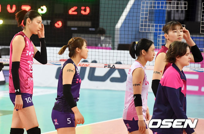경기를 마치고 흥국생명 김연경을 비롯한 선수들이 아쉬워하고 있다. /jpenws@osen.co.kr