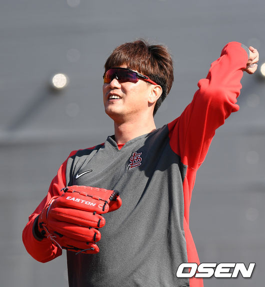 세인트루이스 김광현이 캐치볼 훈련을 하고 있다. /sunday@osen.co.kr