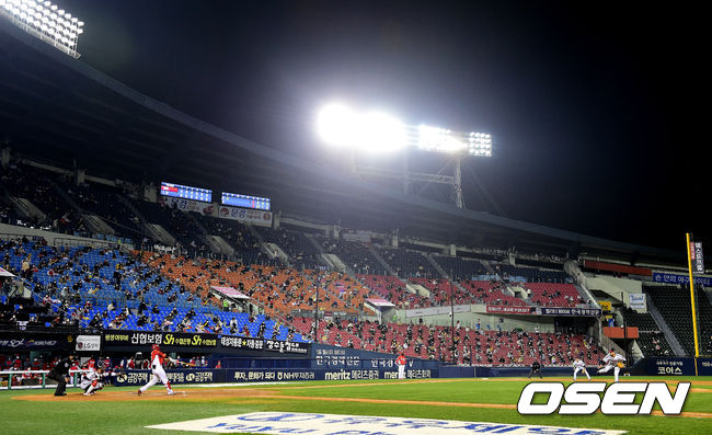 팬들이 좌석간 거리두기를 유지한채 경기를 지켜보고 있다. /jpnews@osen.co.kr