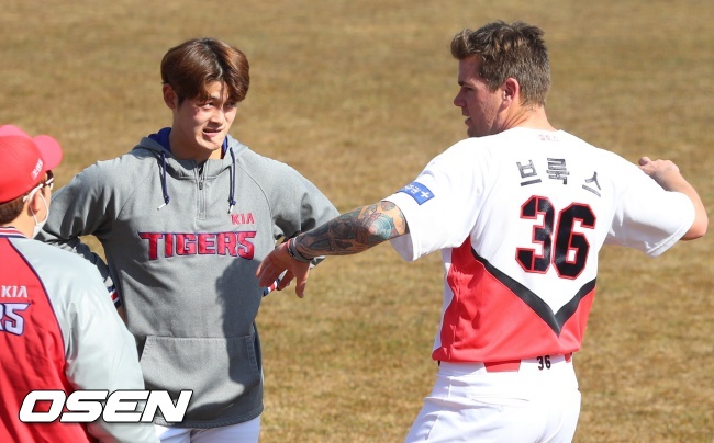 브룩스가 김현수에게 투구폼을 조언하고 있다. /KIA 타이거즈 제공
