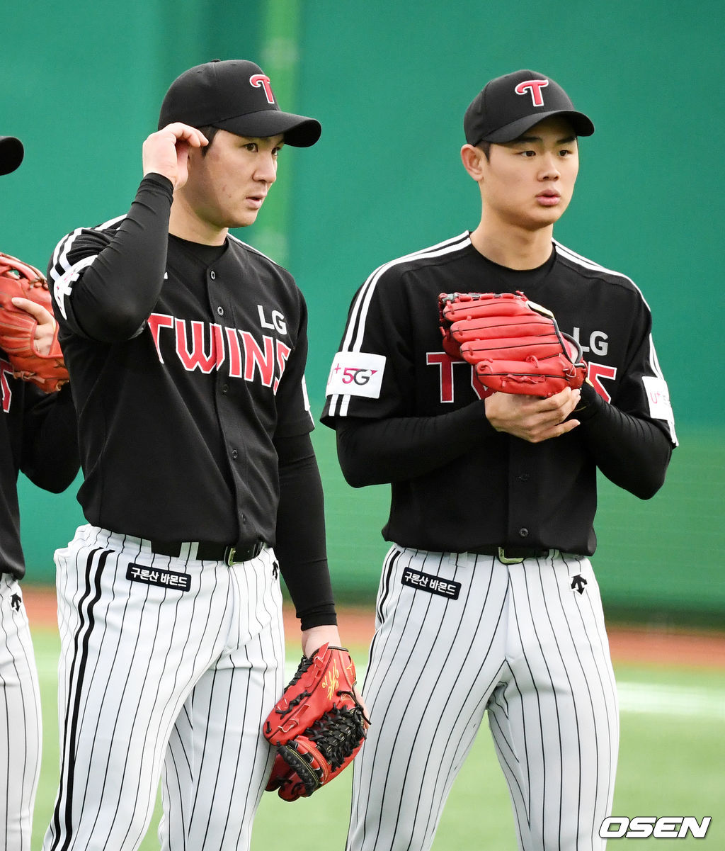 오지환, 이영빈이 수비 훈련을 하고 있다.  /jpenws@osen.co.kr