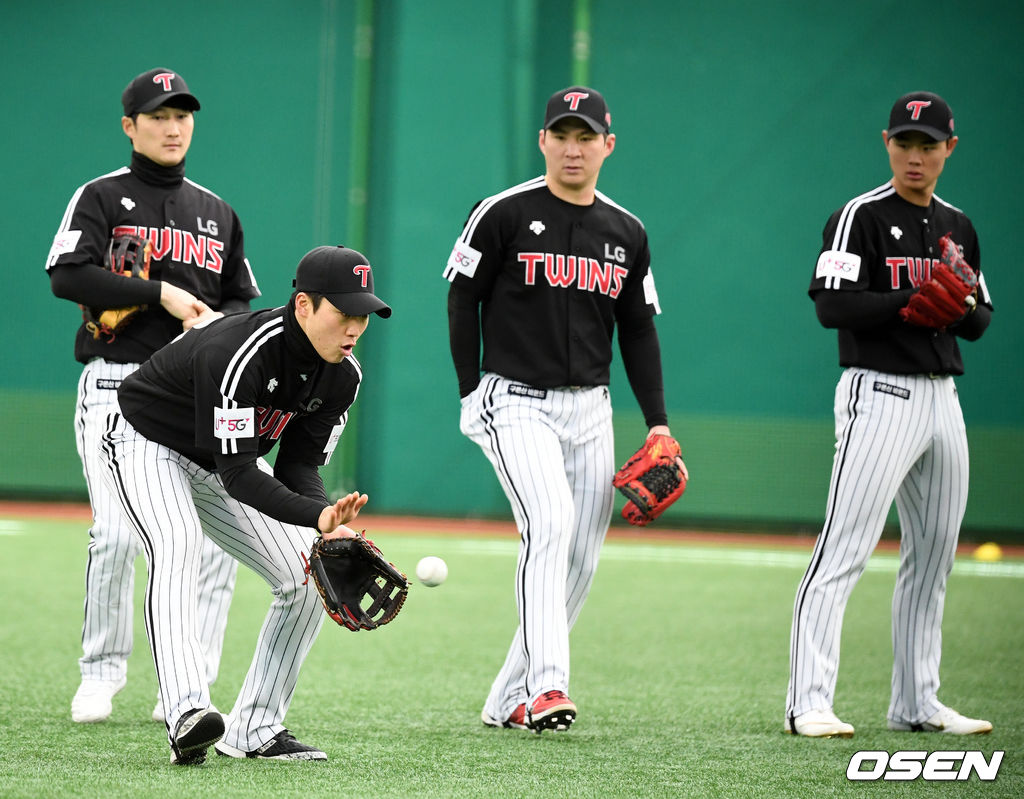 장준원이 수비 훈련을 하고 있다.  /jpenws@osen.co.kr