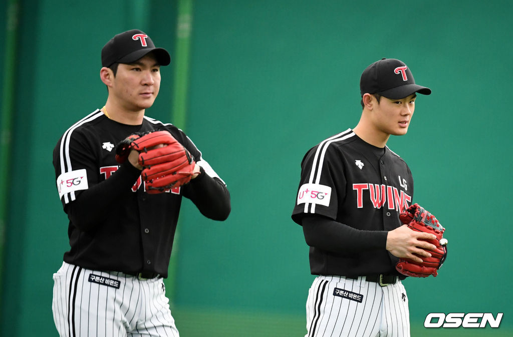 오지환, 이영빈이 수비 훈련을 하고 있다.  /jpenws@osen.co.kr