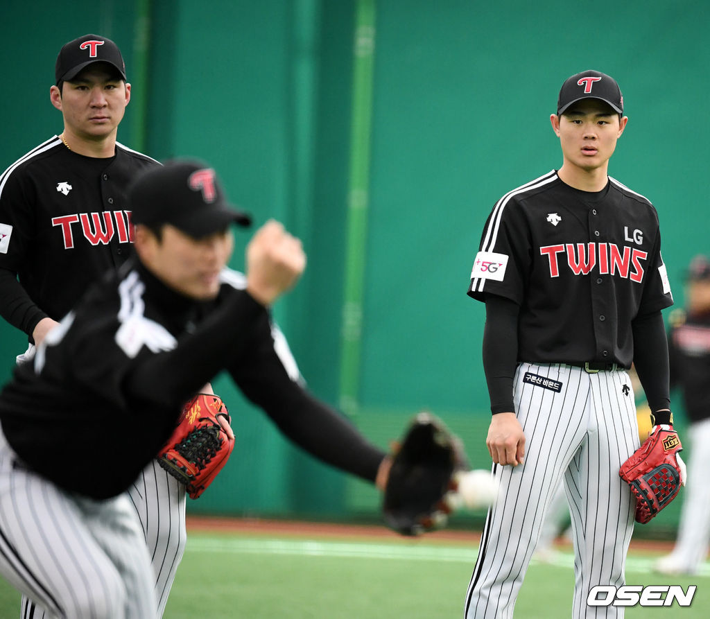 이영빈이 선배들의 수비 훈련 모습을 지켜보고 있다.  /jpenws@osen.co.kr