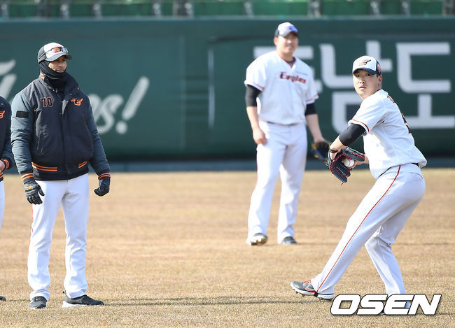 로사도 코치가 강재민의 투구를 지켜보고 있다. /youngrae@osen.co.kr 