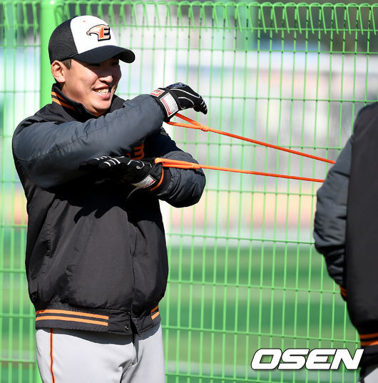 한화 강재민이 튜빙으로 몸을 풀고 있다. / dreamer@osen.co.kr