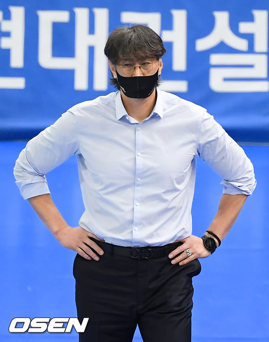 '도드람 2020-2021 V리그' 남자부 한국전력과 KB 손해보험의 경기가 진행됐다. 1세트 KB손해보험 이상열 감독이 아쉬워하고 있다. / soul1014@osen.co.co.kr