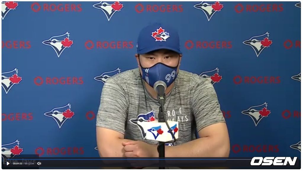 [사진] 토론토 류현진이 19일 새벽(한국시간) 미국 플로리다주 더니던의 스프링캠프에서 첫 불펜 피칭을 마친 뒤 화상을 통해 취재진들과 인터뷰를 하고 있다. <토론토 블루제이스 제공>