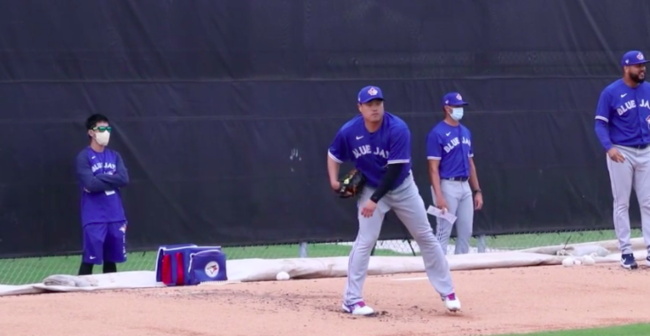 [사진] 류현진의 캠프 첫 불펜 피칭. / 토론토 구단 제공