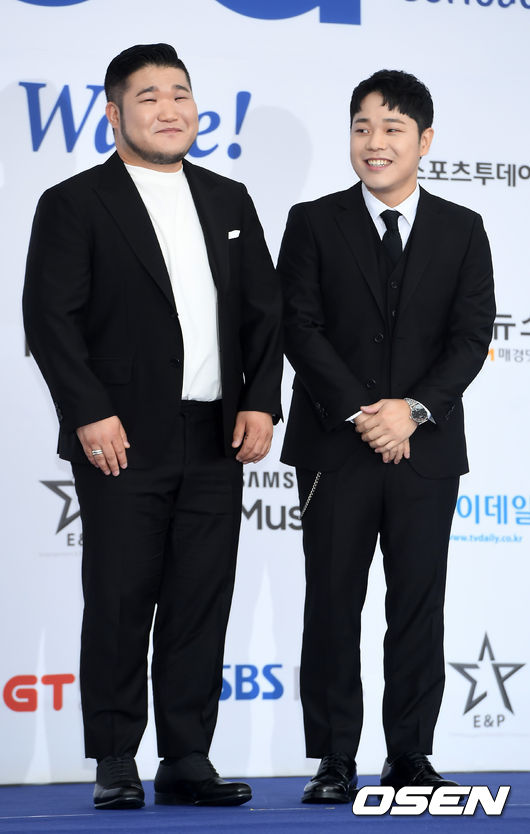 길구봉구가 블루카펫 위에서 포즈를 취하고 있다. / rumi@osen.co.kr