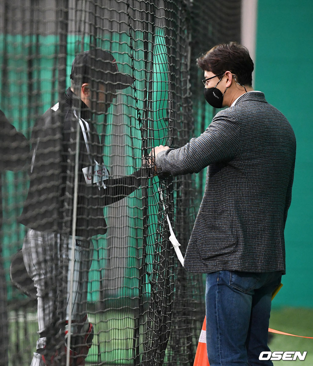 박용택 해설위원이 훈련을 지켜보며 이성우와 이야기를 나누고 있다.  /jpenws@osen.co.kr