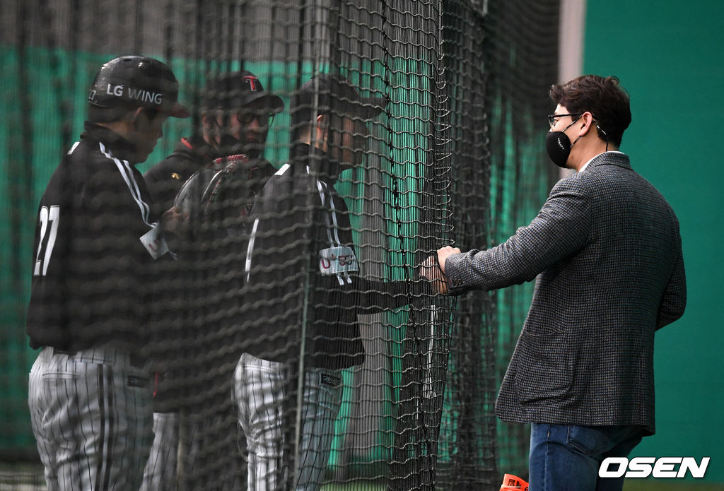 박용택 해설위원이 훈련을 지켜보며 유강남, 이성우, 조인성 코치와 인사를 나누고 있다.  /jpenws@osen.co.kr