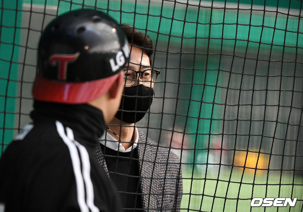 박용택 해설위원이 훈련을 지켜보며 유강남과 이야기를 나누고 있다.  /jpenws@osen.co.kr