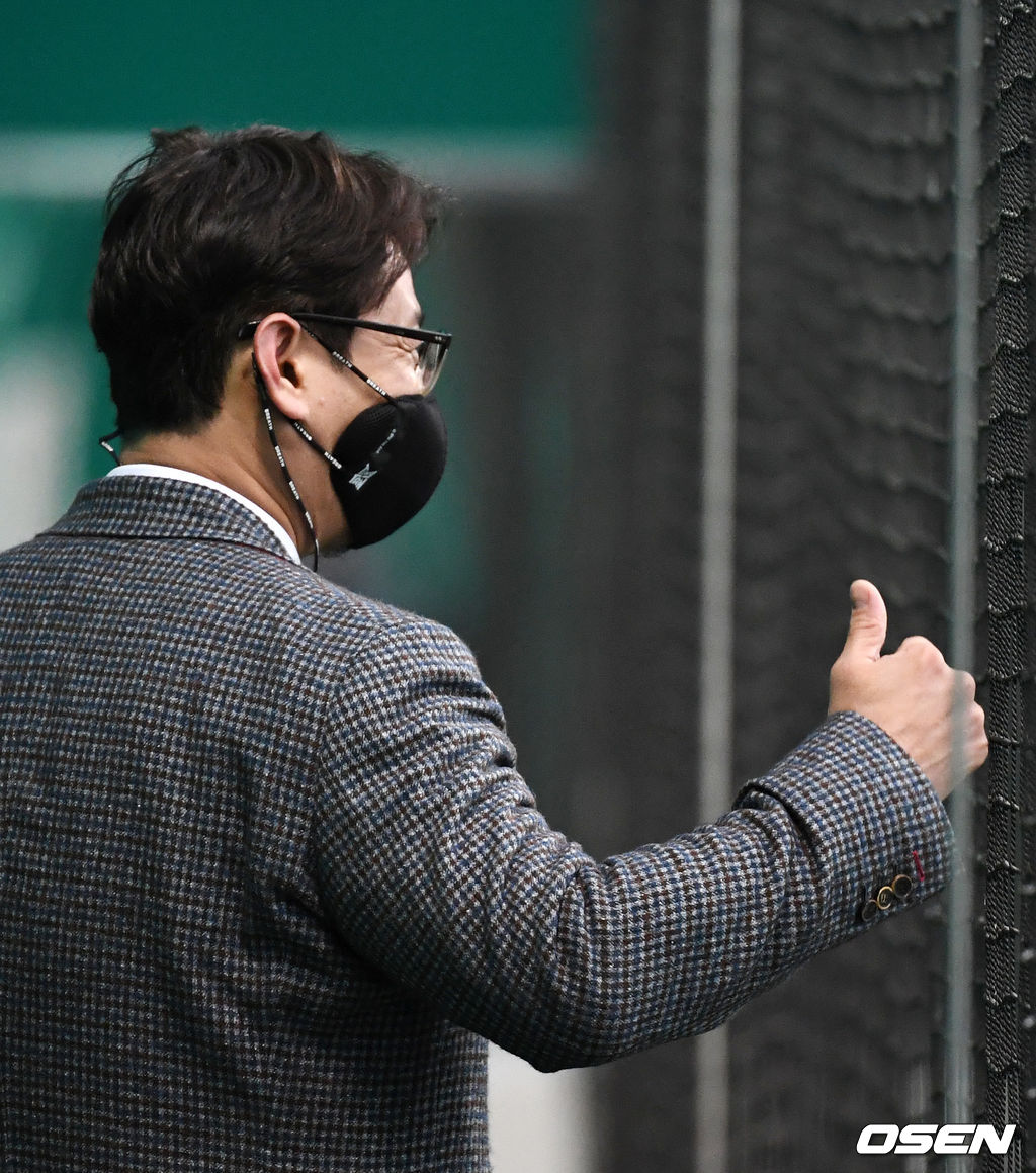 박용택 해설위원이 훈련을 지켜보고 있다.  /jpenws@osen.co.kr