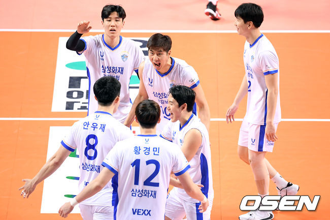 1세트 삼성화재 선수들이 득점에 기뻐하고 있다. /cej@osen.co.kr