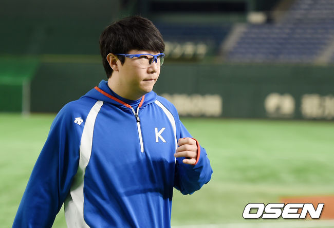 경기에 앞서 양현종이 마운드 점검을 마친 뒤 더그아웃으로 들어오고 있다. /youngrae@osen.co.kr 