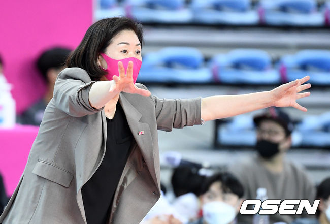 연패 탈출에 성공한 흥국생명은 17승 7패, 승점 53으로 2위 GS칼텍스(16승 9패, 승점 48)의 추격에 거리를 뒀다. 반면 인삼공사는 9승 16패, 승점 27로 5위에 머물러 있다. 인삼공사는 이번 시즌 흥국생명을 상대로 1라운드부터 5라운드까지 한 번도 승리하지 못했다.4세트 흥국생명 박미희 감독이 작전을 지시하고 있다. /sunday@osen.co.kr