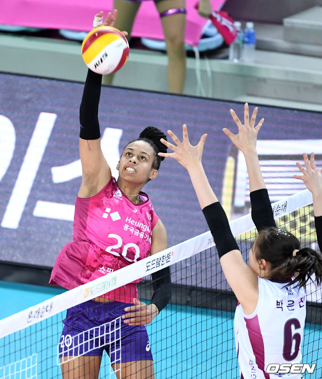 19일 오후 인천 계양체육관에서 열린 ‘2020-2021 도드람 V-리그’ 여자부 흥국생명과 인삼공사의 경기에서 브루나가 공격을 시도하고 있다. /sunday@osen.co.kr