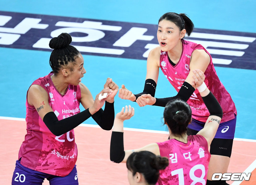 19일 오후 인천 계양체육관에서 열린 ‘2020-2021 도드람 V-리그’ 여자부 흥국생명과 인삼공사의 경기에서 김연경이 득점에 성공한 브루나를 격려하고 있다. /sunday@osen.co.kr