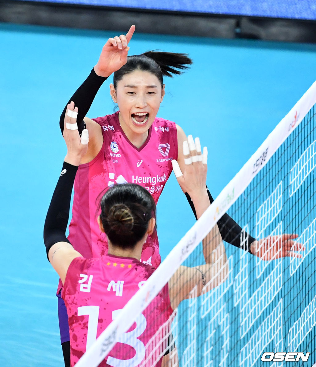 19일 오후 인천 계양체육관에서 열린 ‘2020-2021 도드람 V-리그’ 여자부 흥국생명과 인삼공사의 경기에서 김연경이 득점에 성공한 김세영과 환호하고 있다. /sunday@osen.co.kr