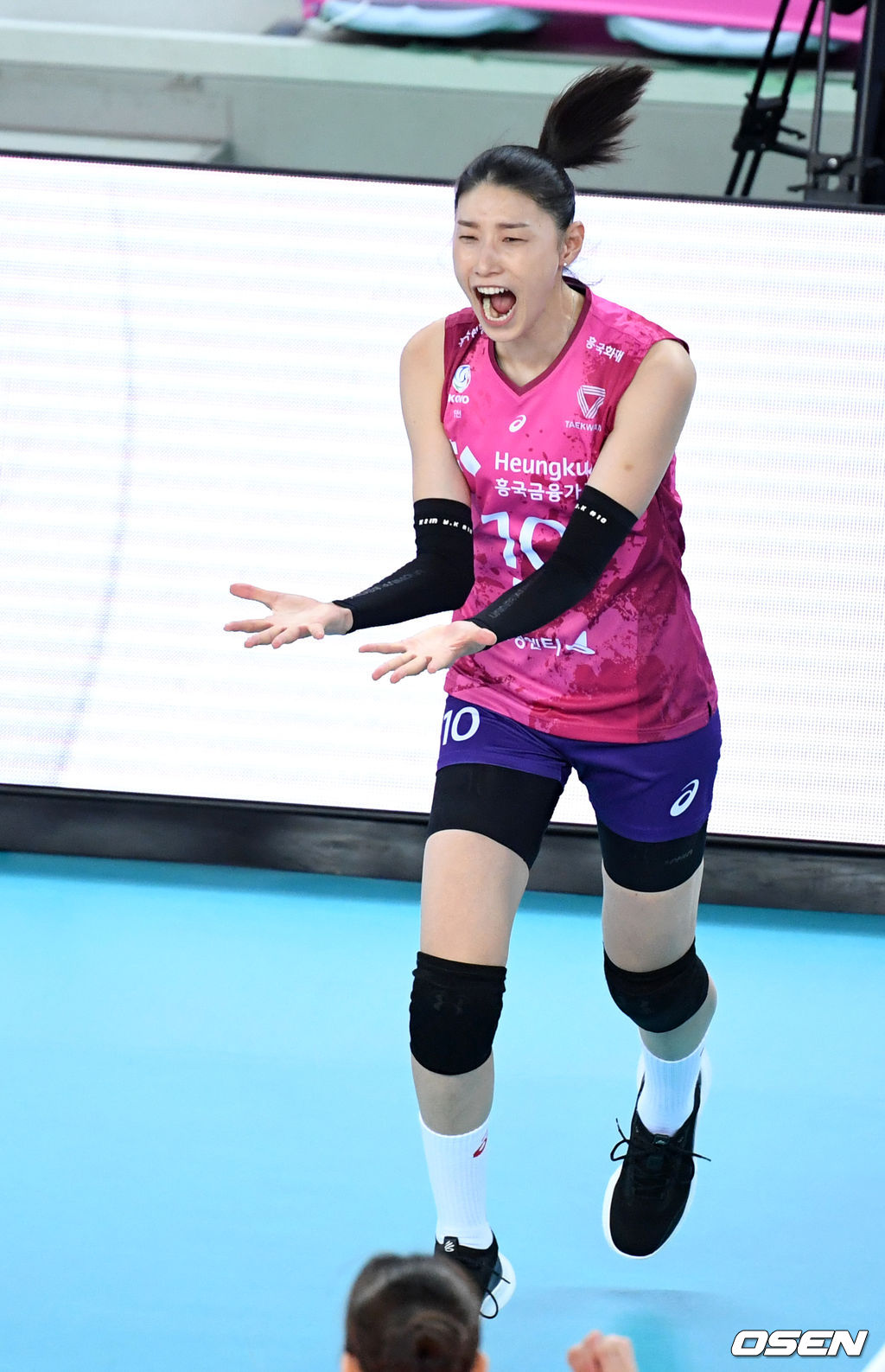 19일 오후 인천 계양체육관에서 열린 ‘2020-2021 도드람 V-리그’ 여자부 흥국생명과 인삼공사의 경기에서 득점에 성공한 김연경이 환호하고 있다. /sunday@osen.co.kr
