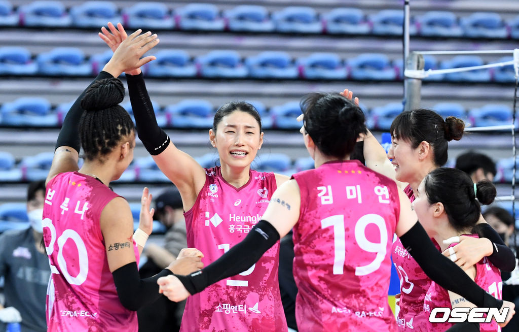 19일 오후 인천 계양체육관에서 열린 ‘2020-2021 도드람 V-리그’ 여자부 흥국생명과 인삼공사의 경기에서 김연경이 동료들과 승리의 기쁨을 나누고 있다. /sunday@osen.co.kr