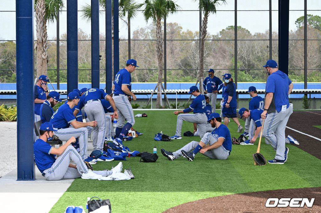 토론토 투수와 포수들이 19일(한국시간) 플로리다주 더니든의 스프링 캠프에서 훈련을 시작하기 위해 준비하고 있다. <토론토 블루제이스 구단 제공>