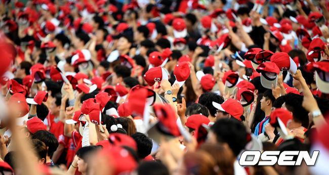 롯데 팬들이 붉은 모자를 흔들며 응원을 하고 있다. /dreamer@osen.co.kr
