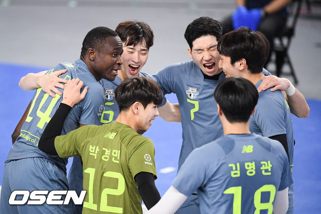 현대캐피탈 선수들이 동료들과 기뻐하고 있다. / soul1014@osen.co.co.kr