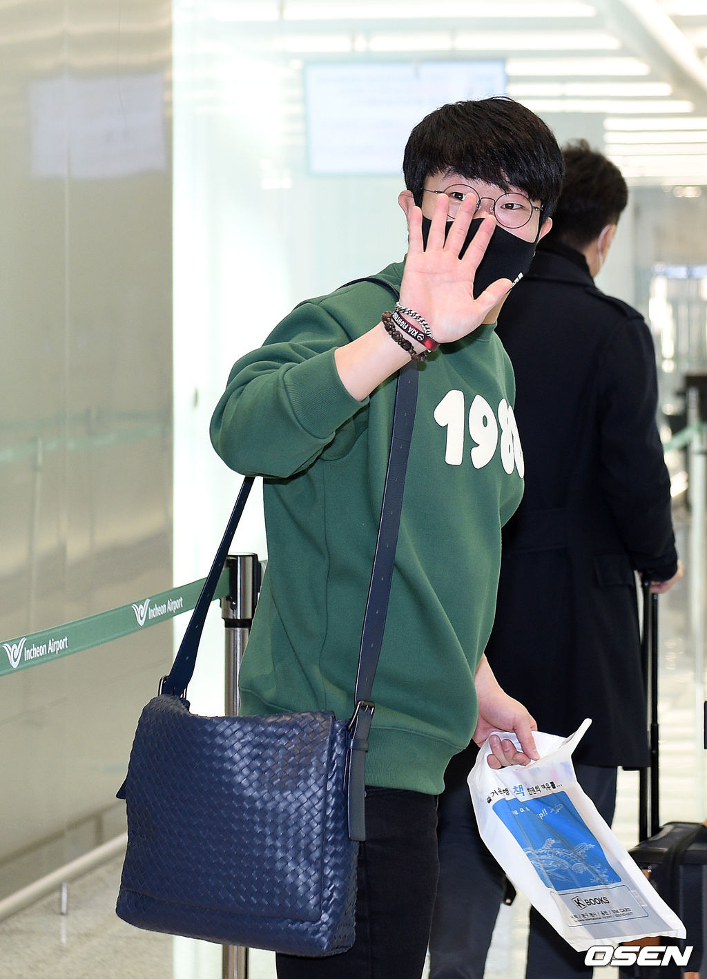 양현종이 출국장으로 이동하며 취재진을 향해 인사를 하고 있다. /sunday@osen.co.kr