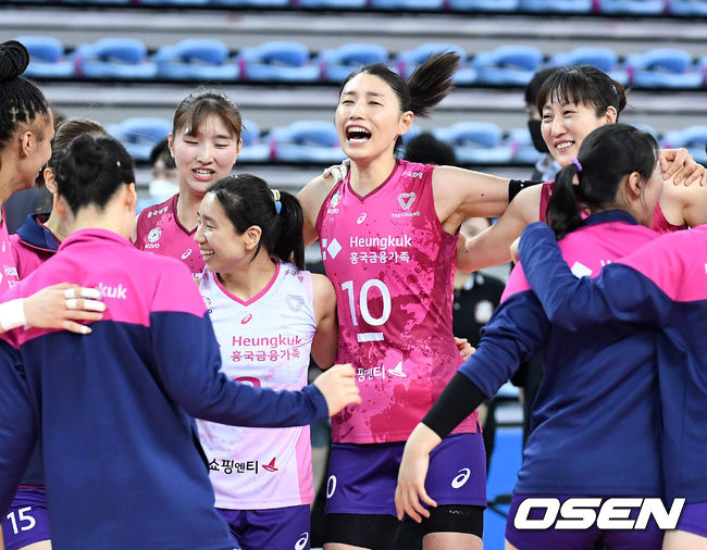 연패 탈출에 성공한 흥국생명은 17승 7패, 승점 53으로 2위 GS칼텍스(16승 9패, 승점 48)의 추격에 거리를 뒀다. 반면 인삼공사는 9승 16패, 승점 27로 5위에 머물러 있다. 인삼공사는 이번 시즌 흥국생명을 상대로 1라운드부터 5라운드까지 한 번도 승리하지 못했다.경기 종료 후 흥국생명 김연경이 동료들과 환호하고 있다. /sunday@osen.co.kr