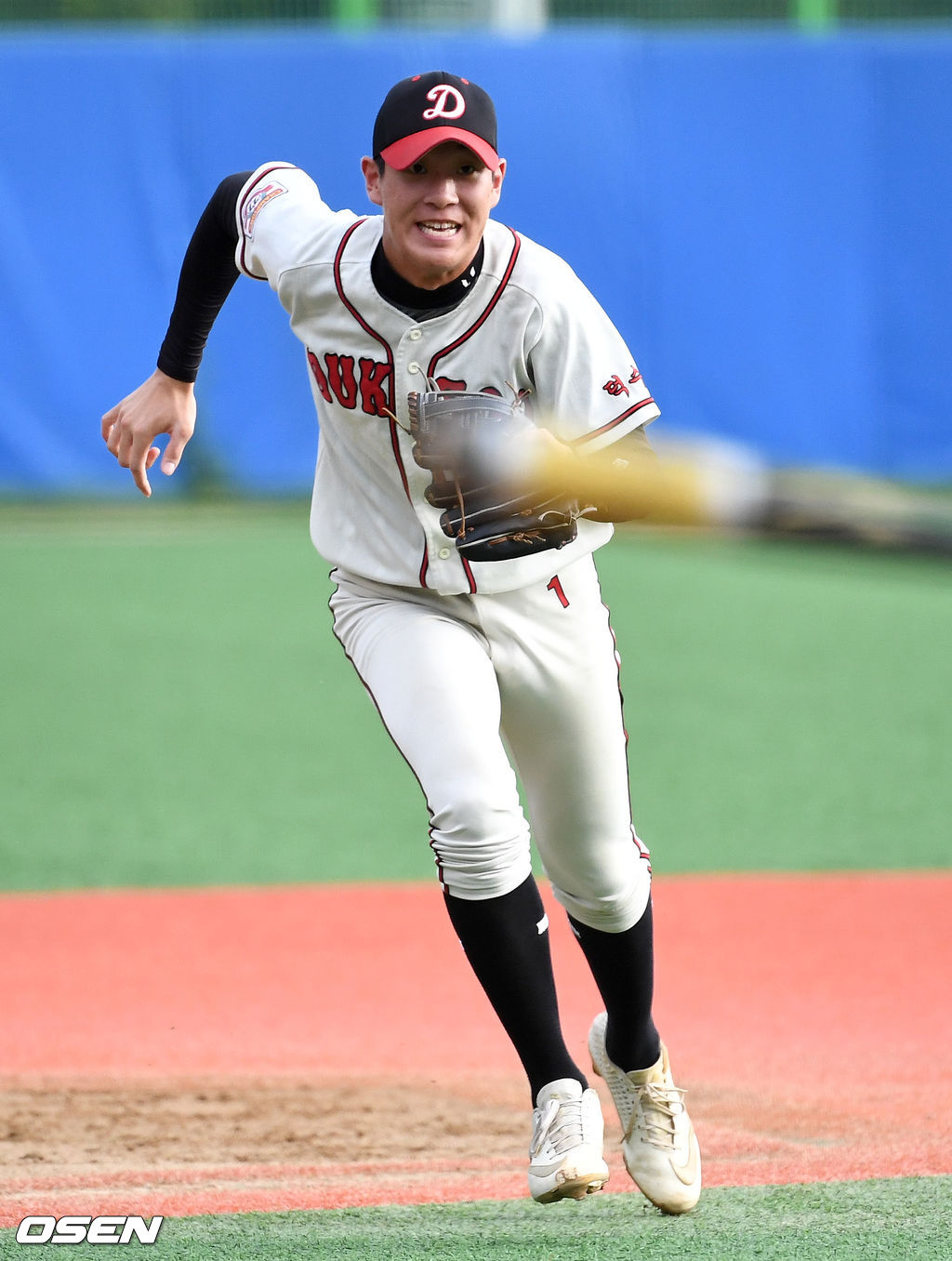 경기 시작을 앞두고 덕수고 나승엽이 수비 훈련을 하고 있다. / dreamer@osen.co.kr