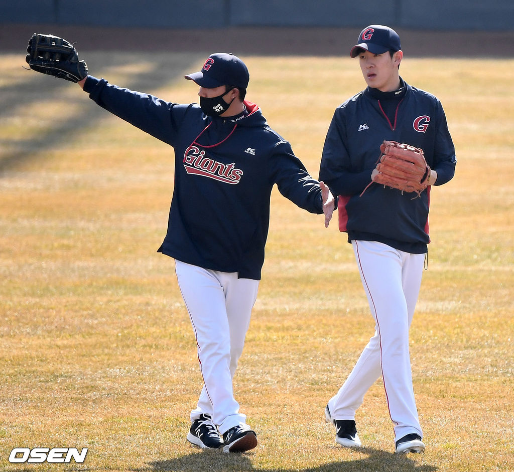 롯데 신인 나승엽과 나경민 코치가 외야 수비 훈련을 하고 있다. / dreamer@osen.co.kr