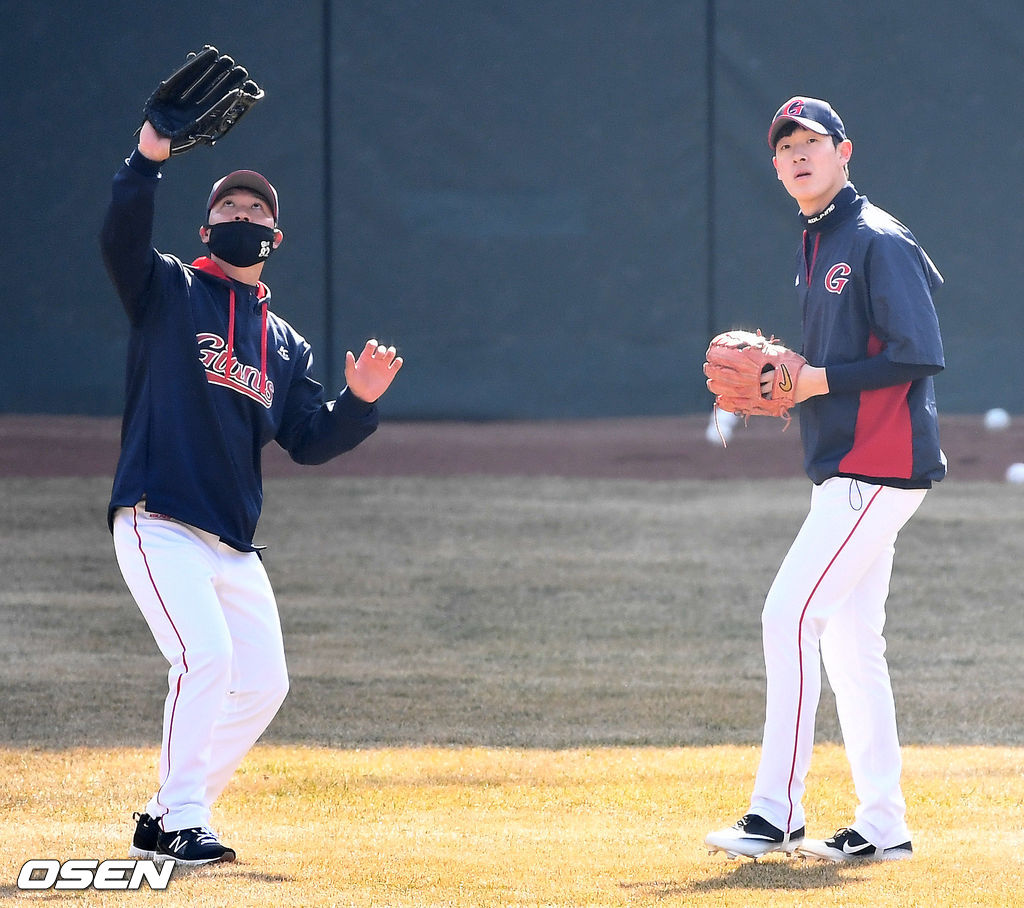 롯데 신인 나승엽(오른쪽)과 나경민 코치가 외야 수비 훈련을 하고 있다. / dreamer@osen.co.kr
