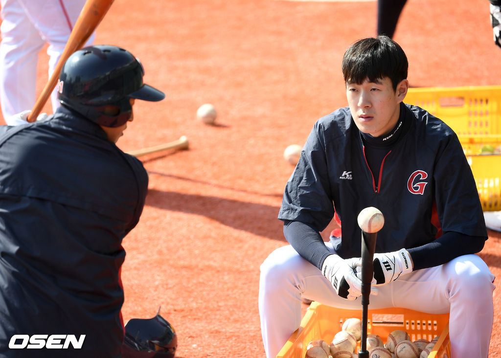 롯데 루키 나승엽이 선배 손아섭의 타격 훈련을 바라보고 있다. / dreamer@osen.co.kr