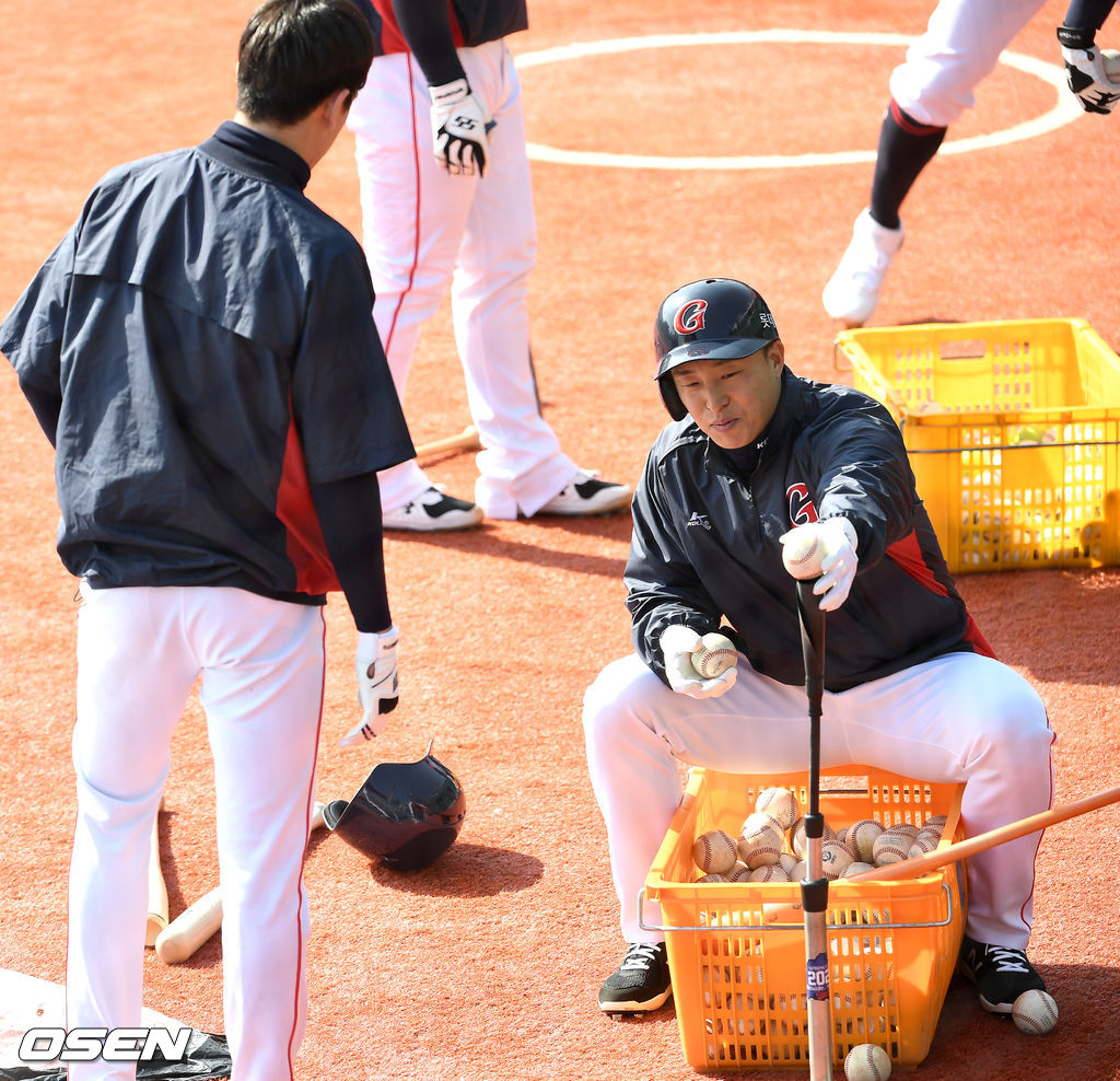롯데 손아섭이 루키 나승엽의 티배팅 공을 올려주고 있다. / dreamer@osen.co.kr