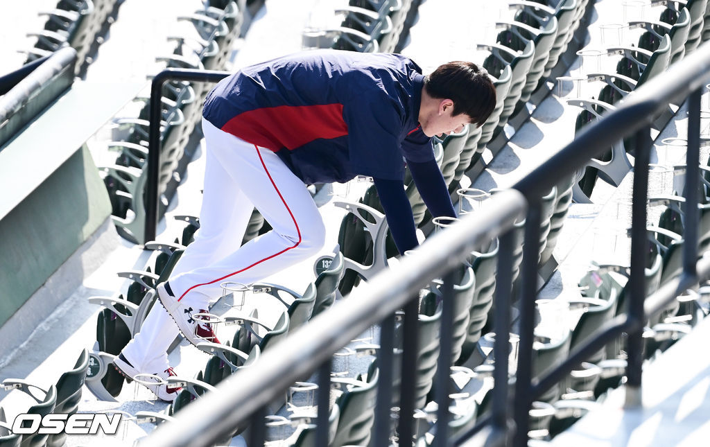 롯데 나승엽이 계단 오르기 훈련중 쓰러지고 있다. / soul1014@osen.co.kr