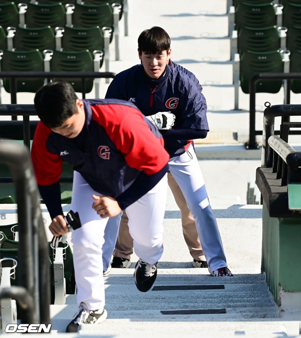 롯데 나승엽이 계단오르기 하고 있다. / soul1014@osen.co.kr