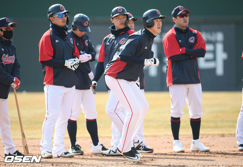 롯데 나승엽이 주루훈련을 하고 있다. / soul1014@osen.co.kr