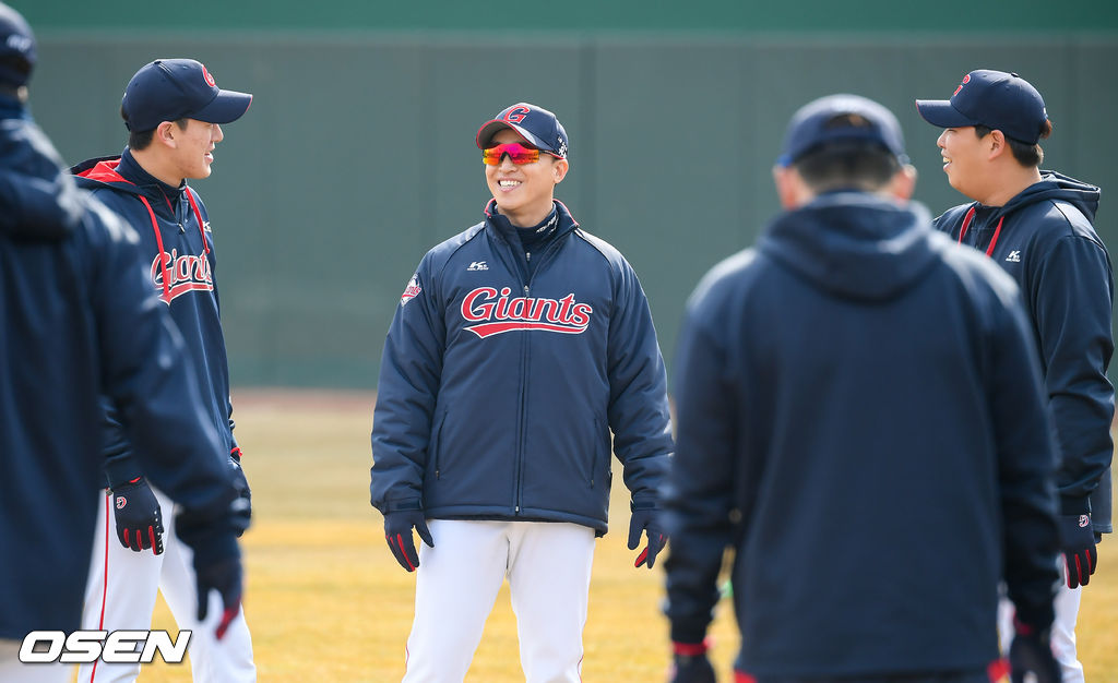 롯데 손아섭과 나승엽, 서준원이 이야기를 나누고 있다.  / soul1014@osen.co.kr