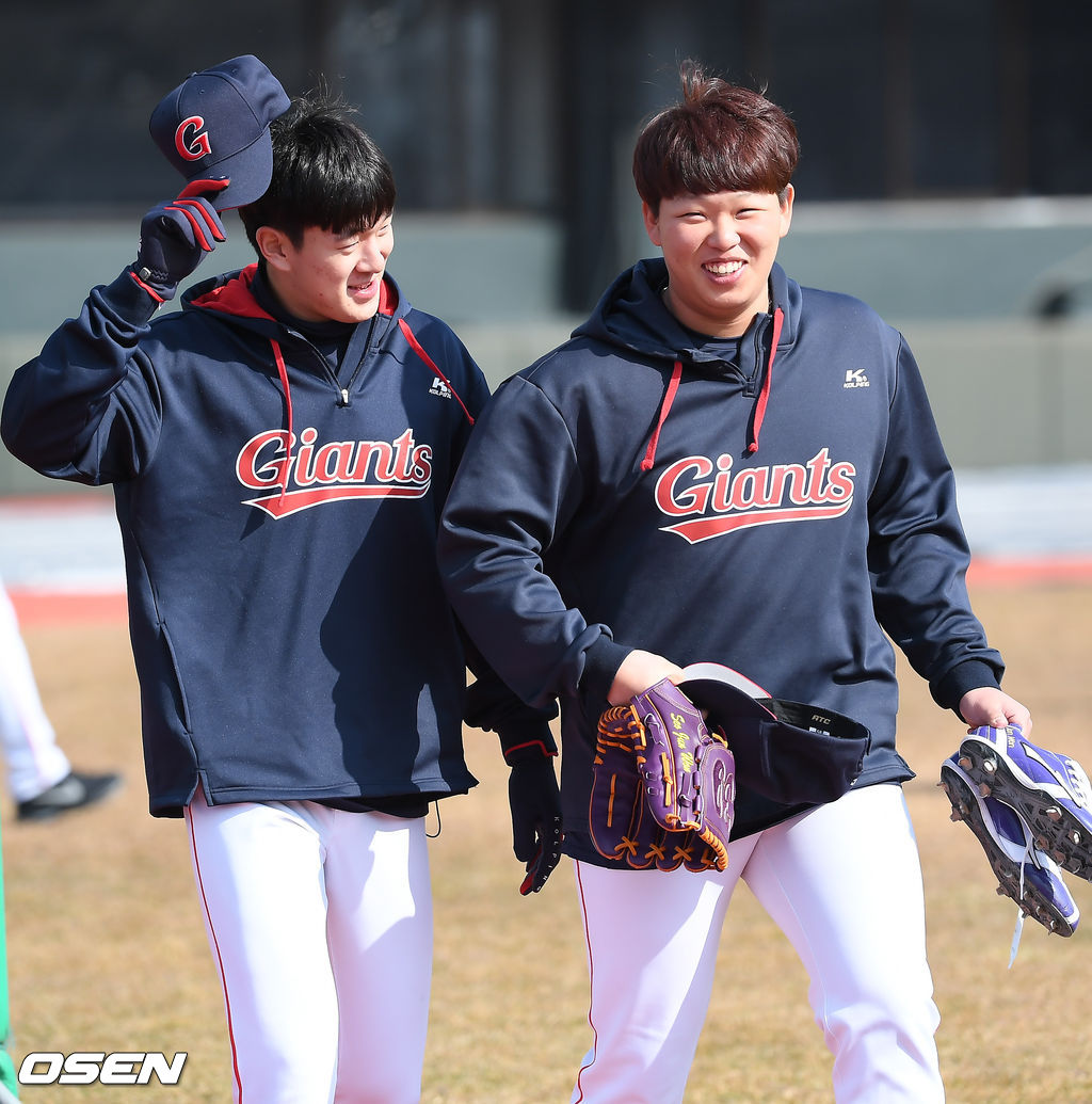 롯데 나승엽과 서준원이 미소 지으며 그라운드로 나서고 있다.  / soul1014@osen.co.kr