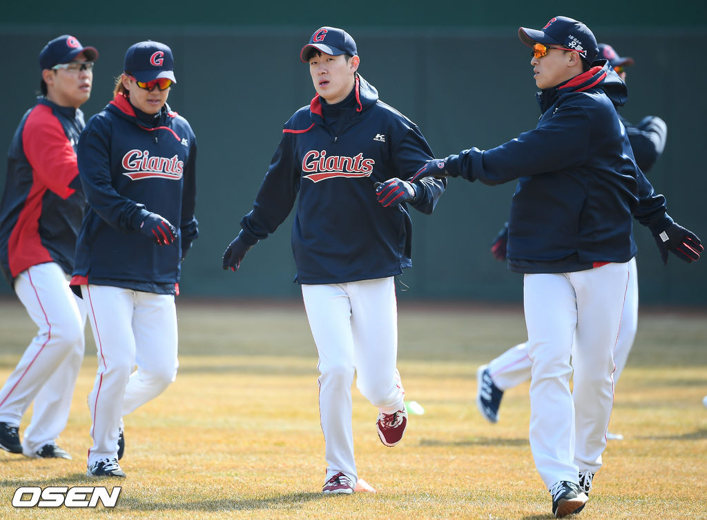 롯데 나승엽이 스트레칭을 하고 있다.  / soul1014@osen.co.kr