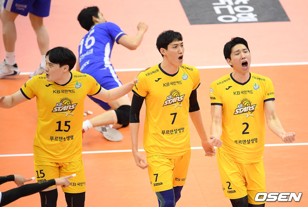 KB손해보험 김정호, 박진우, 황택의가 블로킹 득점에 포효하고 있다. /cej@osen.co.kr