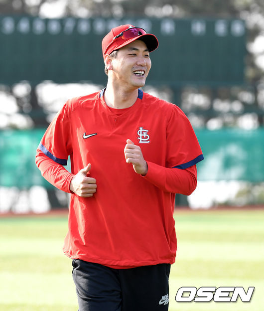 세인트루이스 김광현이 SK 와이번스 선수들과 스트레칭 훈련을 하고 있다. /sunday@osen.co.kr