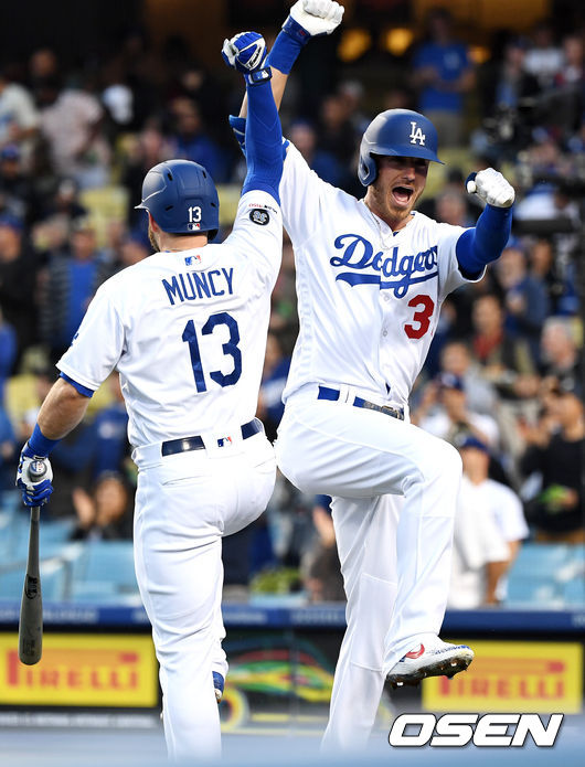 1회말 2사 1루에서 다저스 벨린저가 역전 우월 투런포를 날리고 먼시와 기뻐하고 있다. /dreamer@osen.co.kr