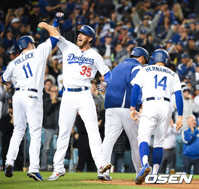 다저스 벨린저가 만루홈런을 날린뒤 동료들과 기뻐하고 있다.  /dreamer@osen.co.kr