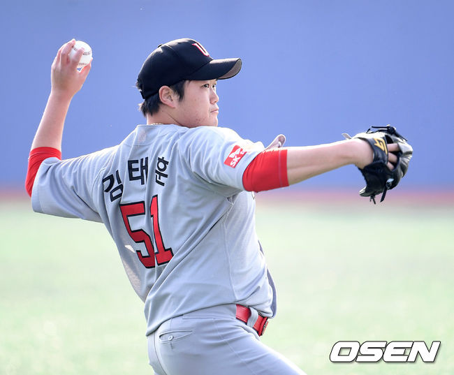 SK 와이번스 김태훈이 캐치볼을 하고 있다. /sunday@osen.co.kr