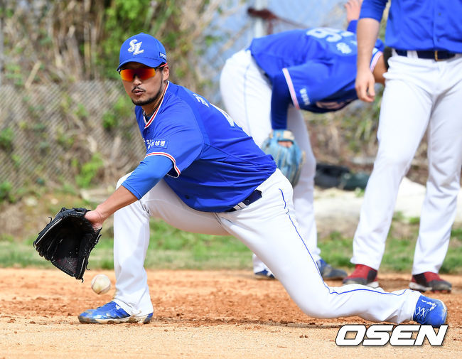 23일 일본 오키나와 온나 아카마 볼 파크에서 진행된 삼성라이온즈의 오키나와 스프링캠프 훈련에서 삼성 권오준이 수비훈련을 하고 있다. /rumi@osen.co.kr