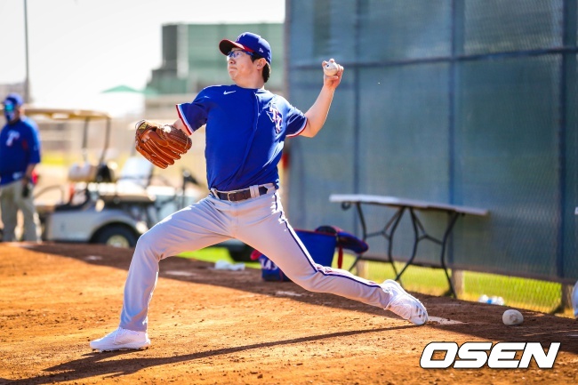 텍사스 레인저스의 초청선수로 스프링 캠프에 참가한 양현종이 26일(한국시간)첫 불펜피칭을 소화했./사진제공 Kelly Gavin, Texas Rangers 
